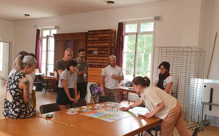 Atelier participatif organisé par Urbasense utilisant le jeu pour sensibiliser à l’écologie et à la renaturation urbaine.