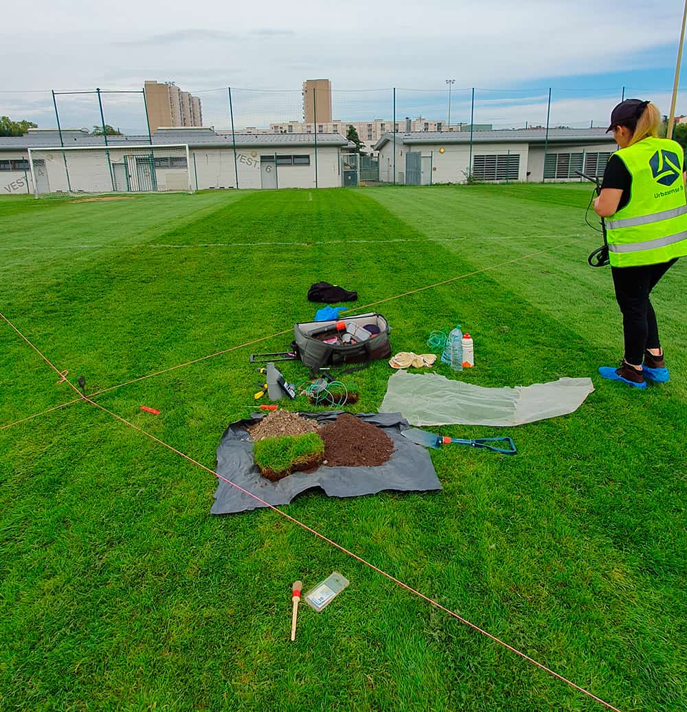 Photo installation materiel Urbasense sur terrain sportif