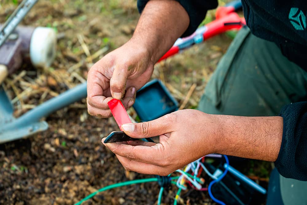 Photos de mains d'un technicien installant du matériel Urbasense
