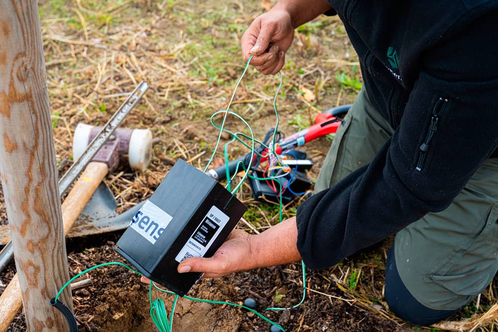 Photo d'un technicien Urbasense qui installe du matériel