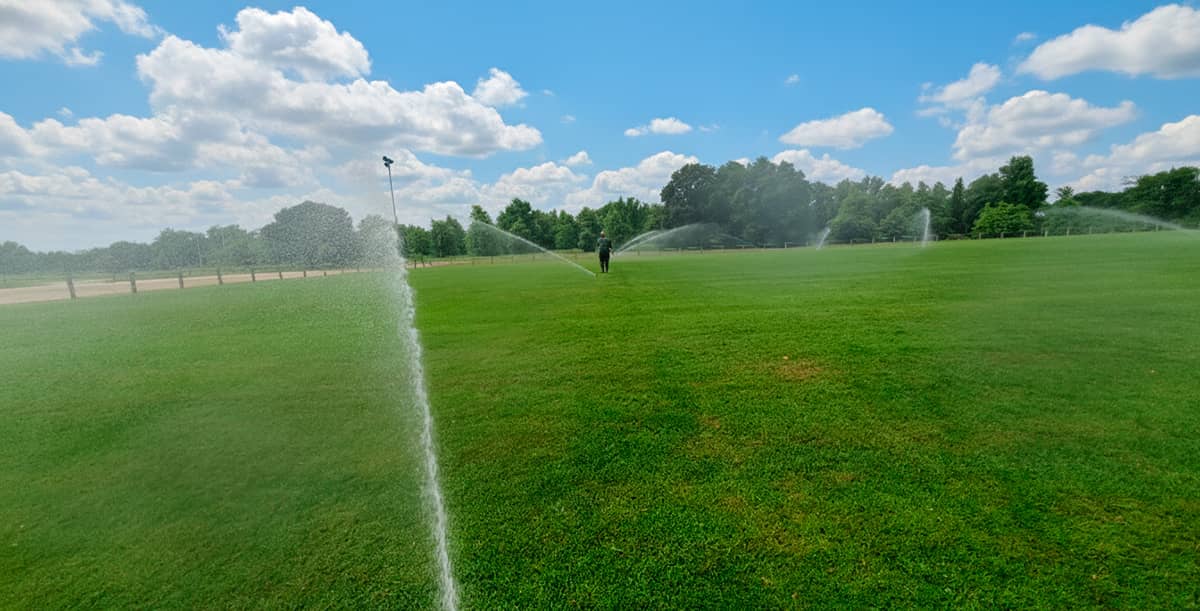 Photo d'arrosage automatique d'un terrain sportif