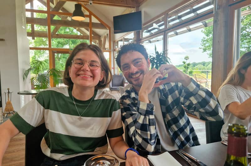 Photo de deux personnes souriantes